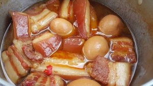 Món thịt heo kho tàu miền Nam: Bí quyết nước dừa và trứng vịt